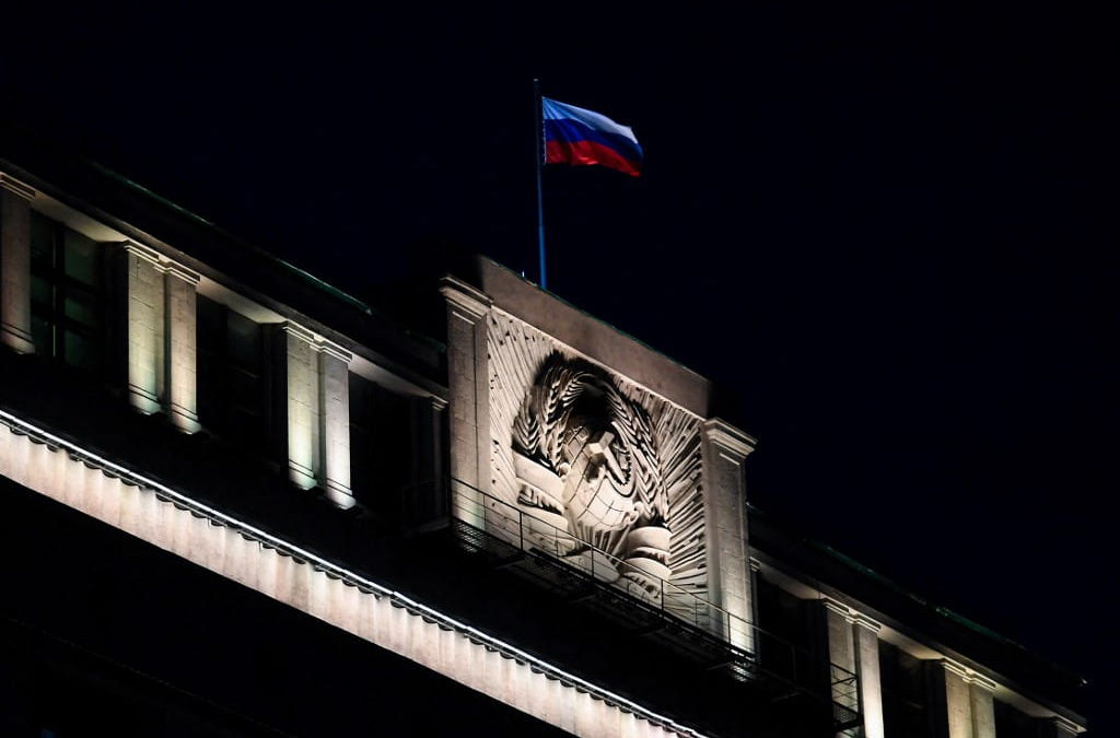 La bandera nacional tricolor rusa ondea en lo alto del edificio de la Duma Estatal, la cámara baja del parlamento ruso, en el centro de Moscú en la tarde del 3 de marzo de 2022. (AFP)