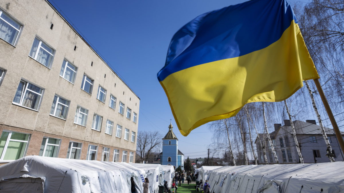Una bandera ucraniana cuelga en una escuela convertida en hospital de campaña, en Mostyska, Ucrania occidental, el 24 de marzo de 2022. (AP Photo/Nariman El-Mofty)