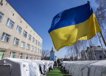 Una bandera ucraniana cuelga en una escuela convertida en hospital de campaña, en Mostyska, Ucrania occidental, el 24 de marzo de 2022. (AP Photo/Nariman El-Mofty)