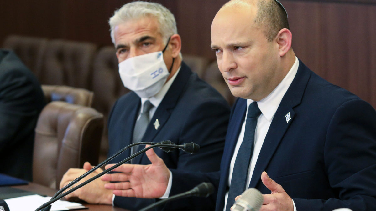 El ministro de Asuntos Exteriores, Yair Lapid (izquierda), y el primer ministro, Naftali Bennett, durante una reunión del gabinete en la Oficina del primer ministro en Jerusalén, el 3 de noviembre de 2021. (Marc Israel Sellem/Pool)