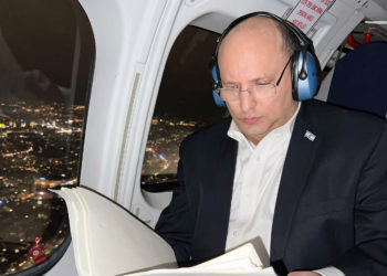 Bennett regresa a Israel tras reunirse con Putin y el canciller alemán