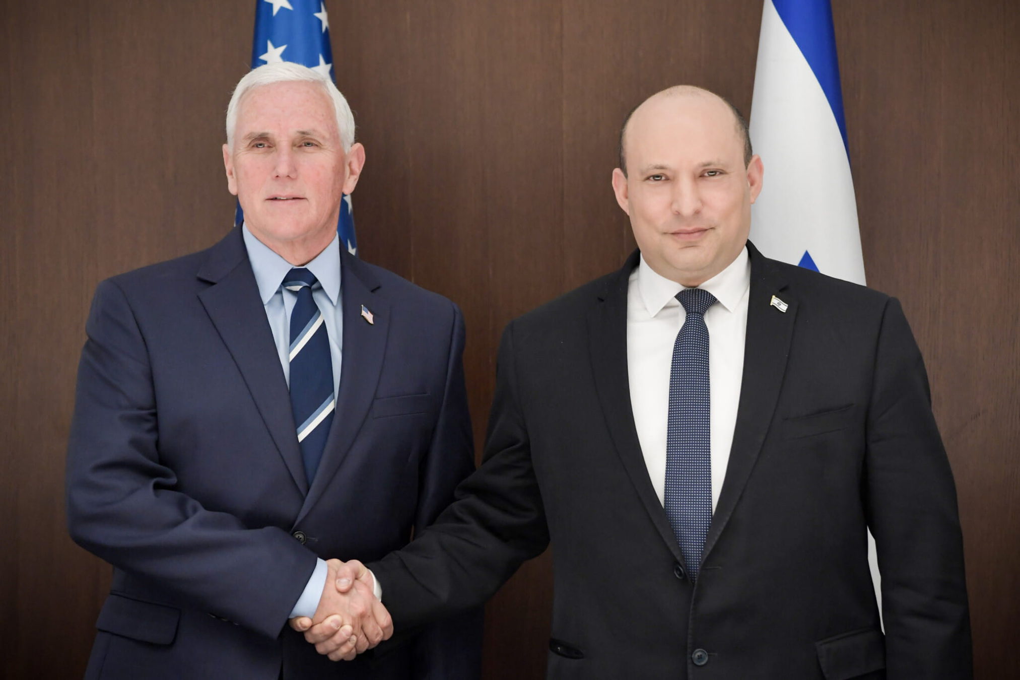 El primer ministro Naftali Bennett (derecha) se reúne con el exvicepresidente estadounidense Mike Pence en Jerusalén, el 8 de marzo de 2022. (Kobi Gideon/GPO)