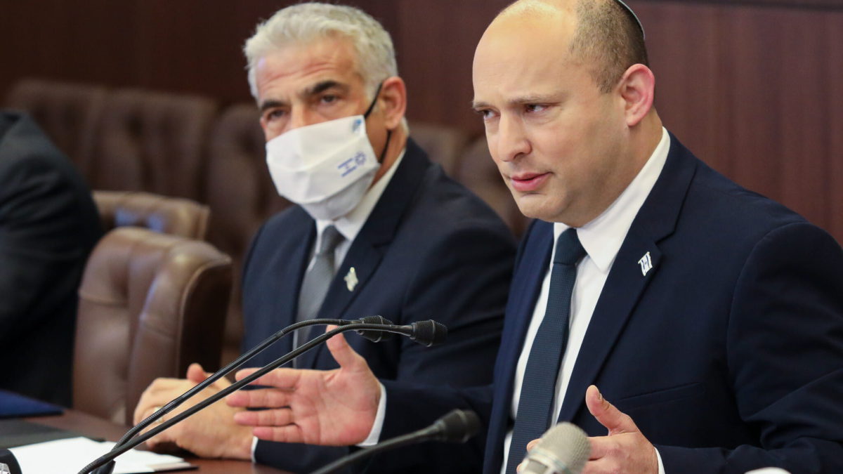 El ministro de Asuntos Exteriores, Yair Lapid (izquierda), y el primer ministro, Naftali Bennett, durante una reunión del gabinete en la Oficina del primer ministro en Jerusalén, el 3 de noviembre de 2021. (Marc Israel Sellem/Pool)