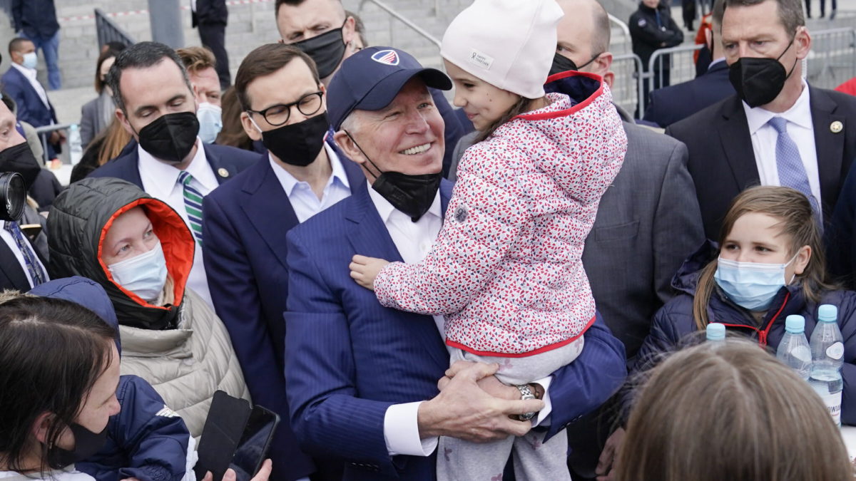 El presidente estadounidense Joe Biden se reúne con refugiados ucranianos durante una visita al estadio PGE Narodowy, el sábado 26 de marzo de 2022, en Varsovia. (AP Photo/Evan Vucci)