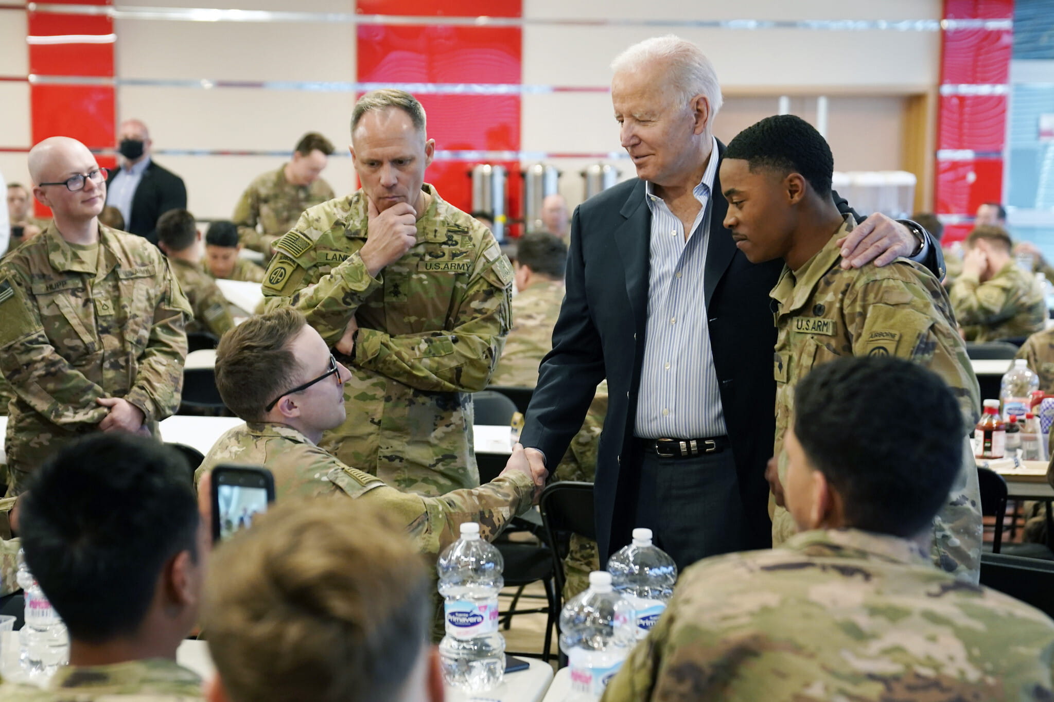El presidente Joe Biden visita a miembros de la 82.ª División Aerotransportada en el G2A Arena, el viernes 25 de marzo de 2022, en Jasionka, Polonia. (AP Photo/Evan Vucci)