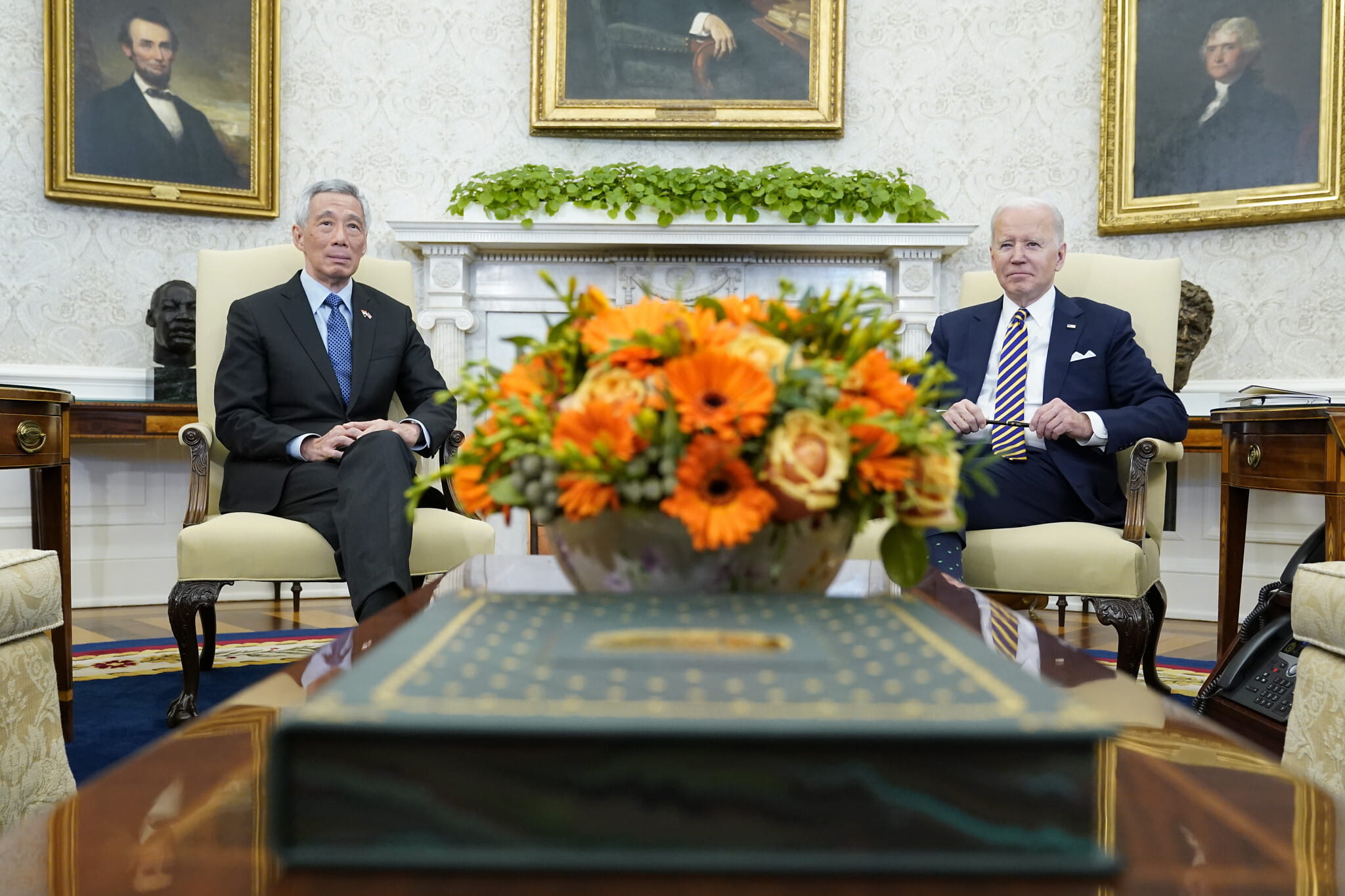 El presidente de los Estados Unidos, Joe Biden, se reúne con el primer ministro de Singapur, Lee Hsien Loong, en el Despacho Oval de la Casa Blanca, el 29 de marzo de 2022, en Washington, DC. (AP Photo/Patrick Semansky)