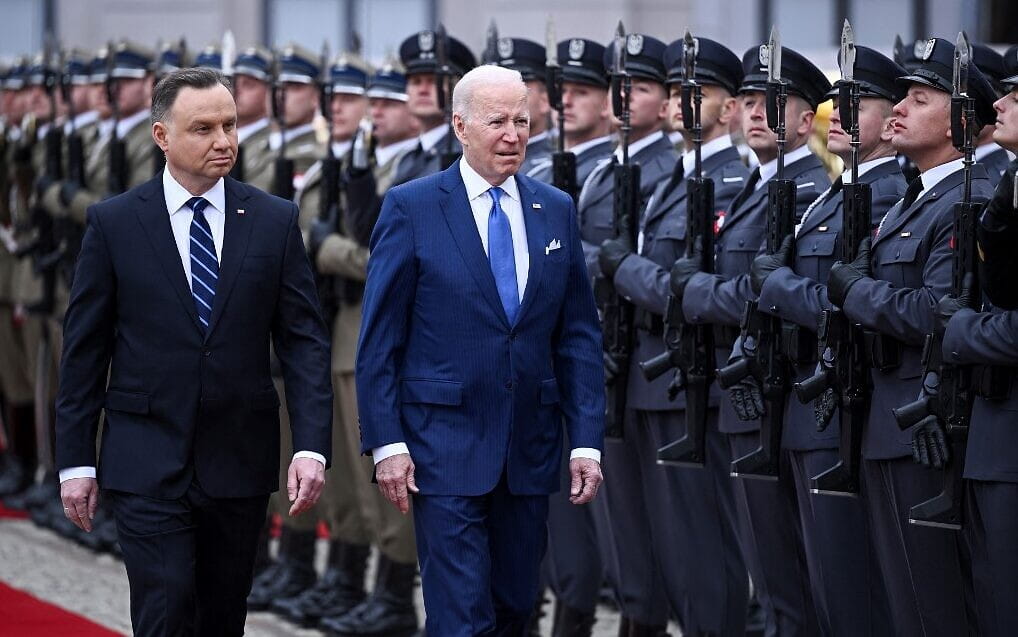 El presidente de EE. UU. Joe Biden (R) y el presidente polaco Andrzej Duda (L) pasan revista a una guardia de honor militar durante una ceremonia oficial de bienvenida antes de reunirse en Varsovia, Polonia, el 26 de marzo de 2022. (Brendan Smialowski/AFP)