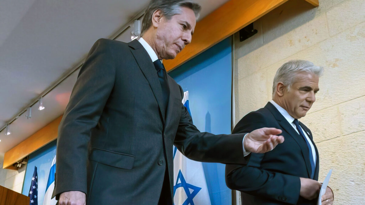 El secretario de Estado de EE. UU., Antony Blinken (izq.), camina al lado del ministro de Asuntos Exteriores de Israel, Yair Lapid, tras una conferencia de prensa conjunta en el Ministerio de Asuntos Exteriores en Jerusalén, el 27 de marzo de 2022. (Jacquelyn Martin / POOL / AFP)