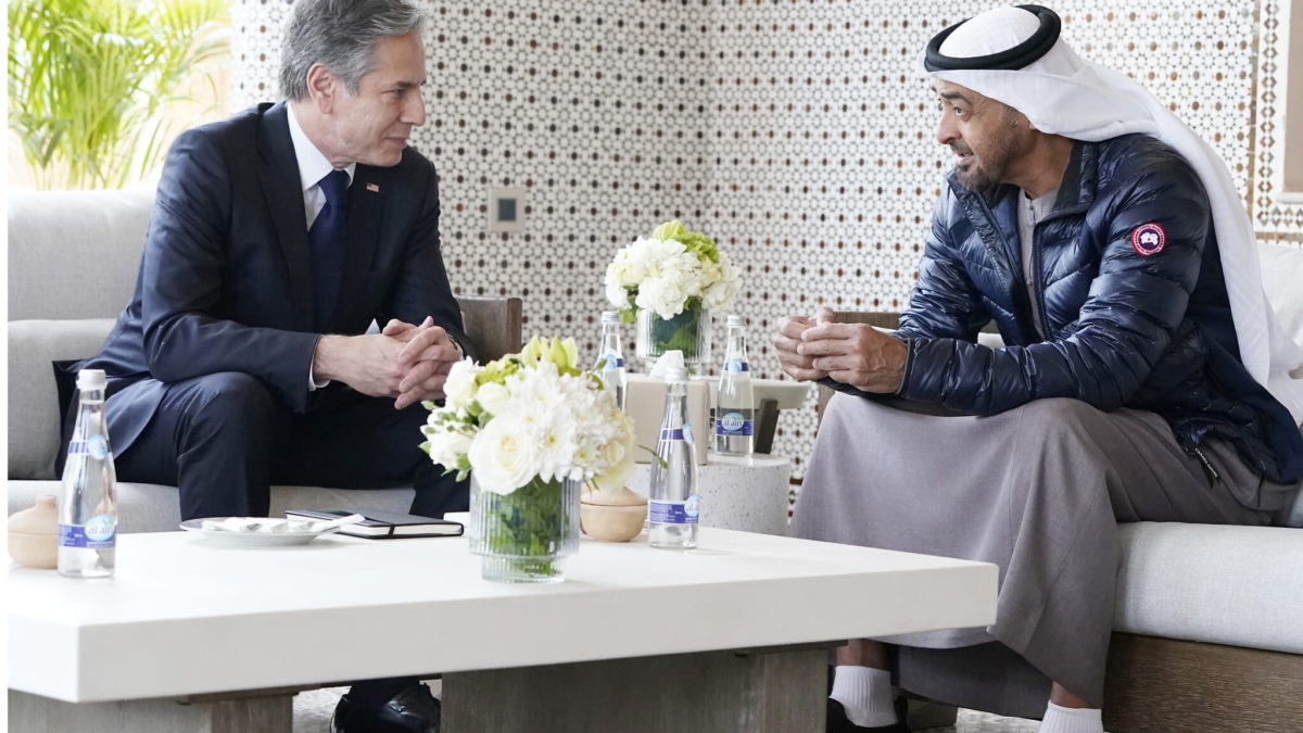 El secretario de Estado de EE. UU., Antony Blinken, se reúne con el Príncipe Heredero de Abu Dhabi, Mohammed bin Zayed Al Nahyan, en su residencia en Rabat, Marruecos, el martes 29 de marzo de 2022. (AP/Jacquelyn Martin, Pool)