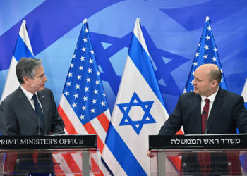 Bennett dice a Blinken que Israel está “preocupado por la intención de excluir a la CGRI de la lista de grupos terroristas”.
