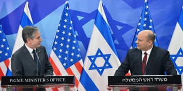 Bennett dice a Blinken que Israel está “preocupado por la intención de excluir a la CGRI de la lista de grupos terroristas”.