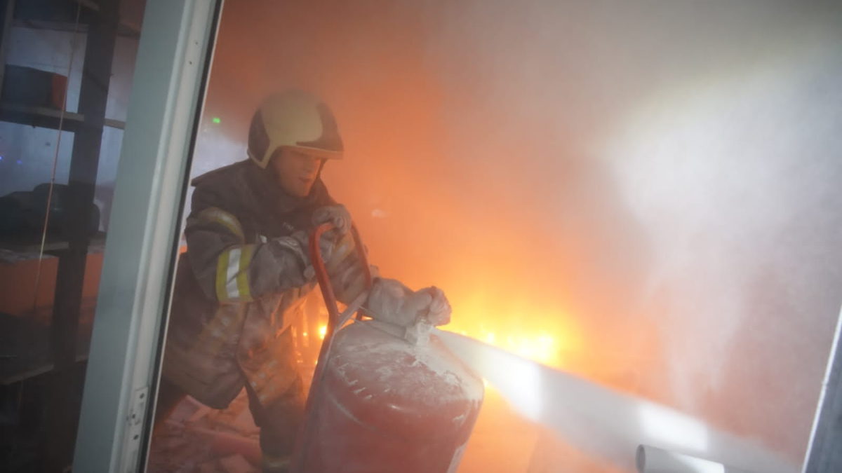 Los bomberos ucranianos trabajan para apagar un incendio en un edificio del cementerio judío situado en el sitio conmemorativo del Holocausto Babi Yar de Kiev el 1 de marzo de 2022. (Servicio Estatal de Emergencias de Ucrania)