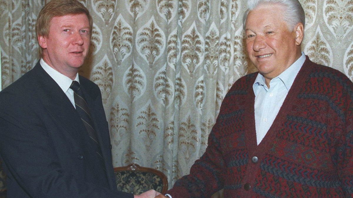 El expresidente ruso Boris Yeltsin sonríe mientras estrecha la mano de su jefe de gabinete Anatoly Chubais, en el Hospital Central del Kremlin de Moscú, el 18 de septiembre de 1996. (AP Photo/Pool, Archivo)