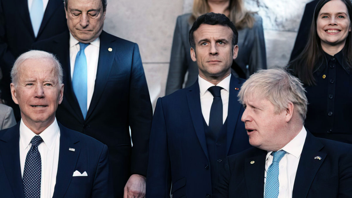 El primer ministro británico Boris Johnson, delante a la derecha, mira hacia el presidente estadounidense Joe Biden, delante a la izquierda, en una foto de grupo durante una cumbre extraordinaria de la OTAN en la sede de la OTAN en Bruselas, el jueves 24 de marzo de 2022. (AP Photo/Thibault Camus)