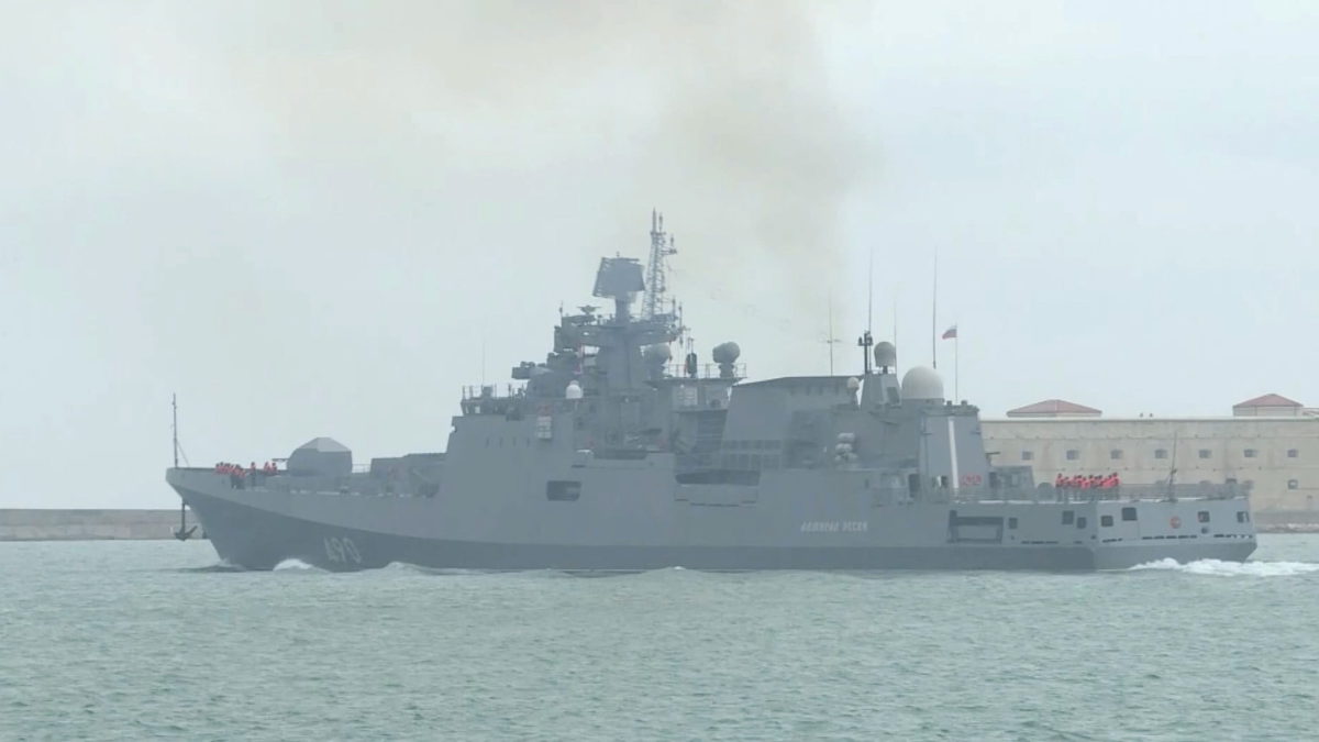 Un buque de guerra de la flota rusa del Mar Negro sale de un puerto durante unos ejercicios navales en Sebastopol, Crimea, en esta imagen fija tomada de un vídeo publicado el 12 de febrero de 2022.
(Crédito de la foto: Ministerio de Defensa ruso/Handout vía REUTERS)