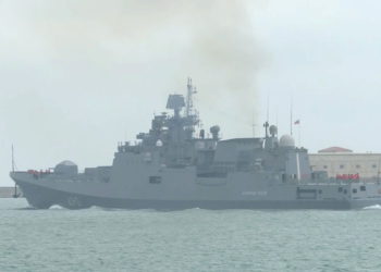 Un buque de guerra de la flota rusa del Mar Negro sale de un puerto durante unos ejercicios navales en Sebastopol, Crimea, en esta imagen fija tomada de un vídeo publicado el 12 de febrero de 2022.
(Crédito de la foto: Ministerio de Defensa ruso/Handout vía REUTERS)
