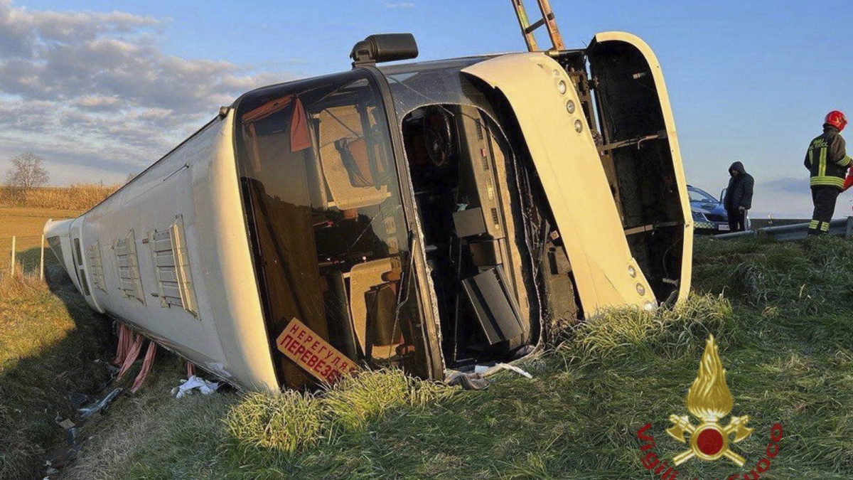 Un autobús lleno de refugiados ucranianos vuelca en Italia: un muerto