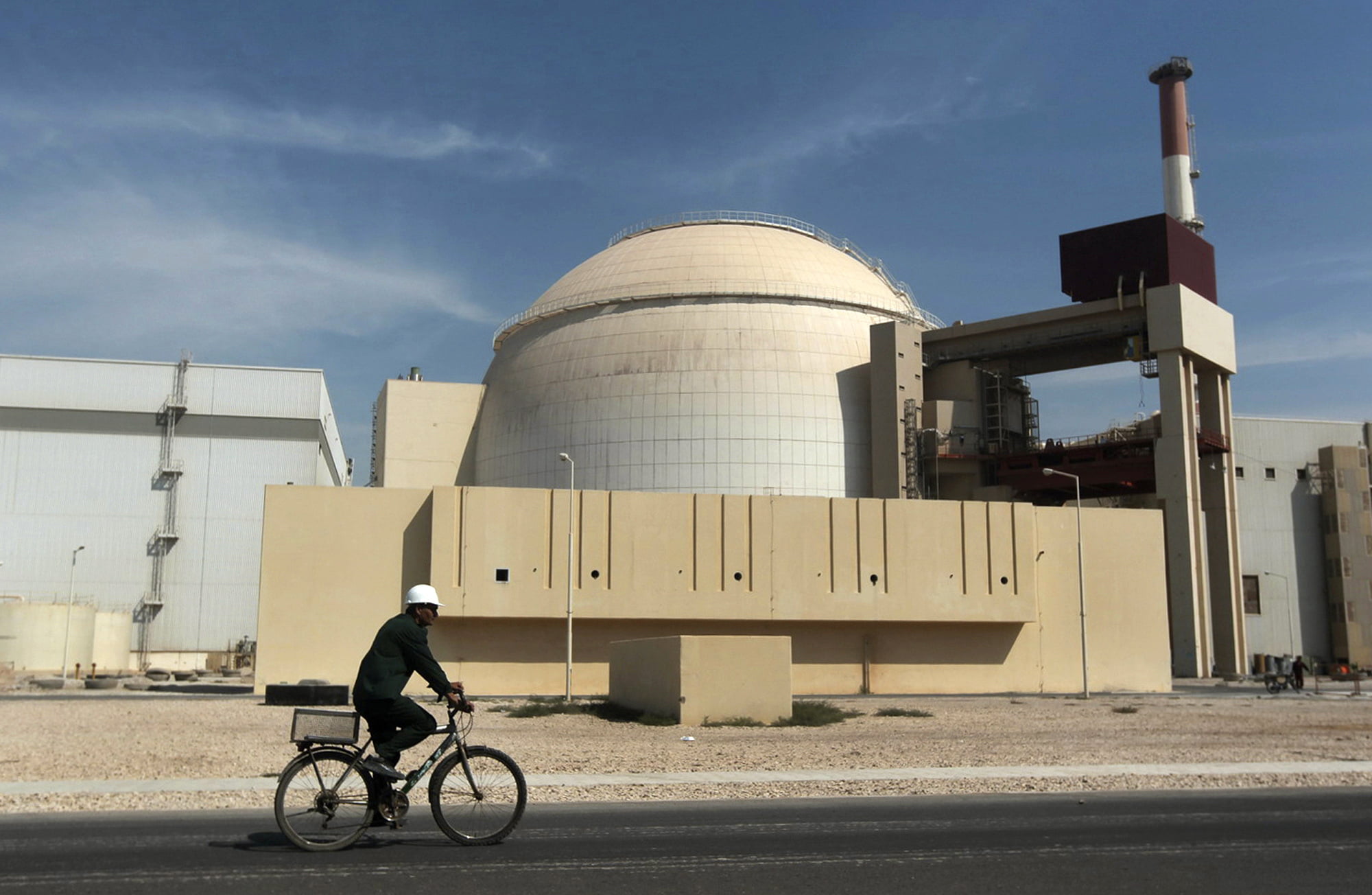 La central nuclear de Bushehr en las afueras de la ciudad sureña de Bushehr, Irán. (AP Photo/Mehr News Agency, Majid Asgaripour, Archivo)