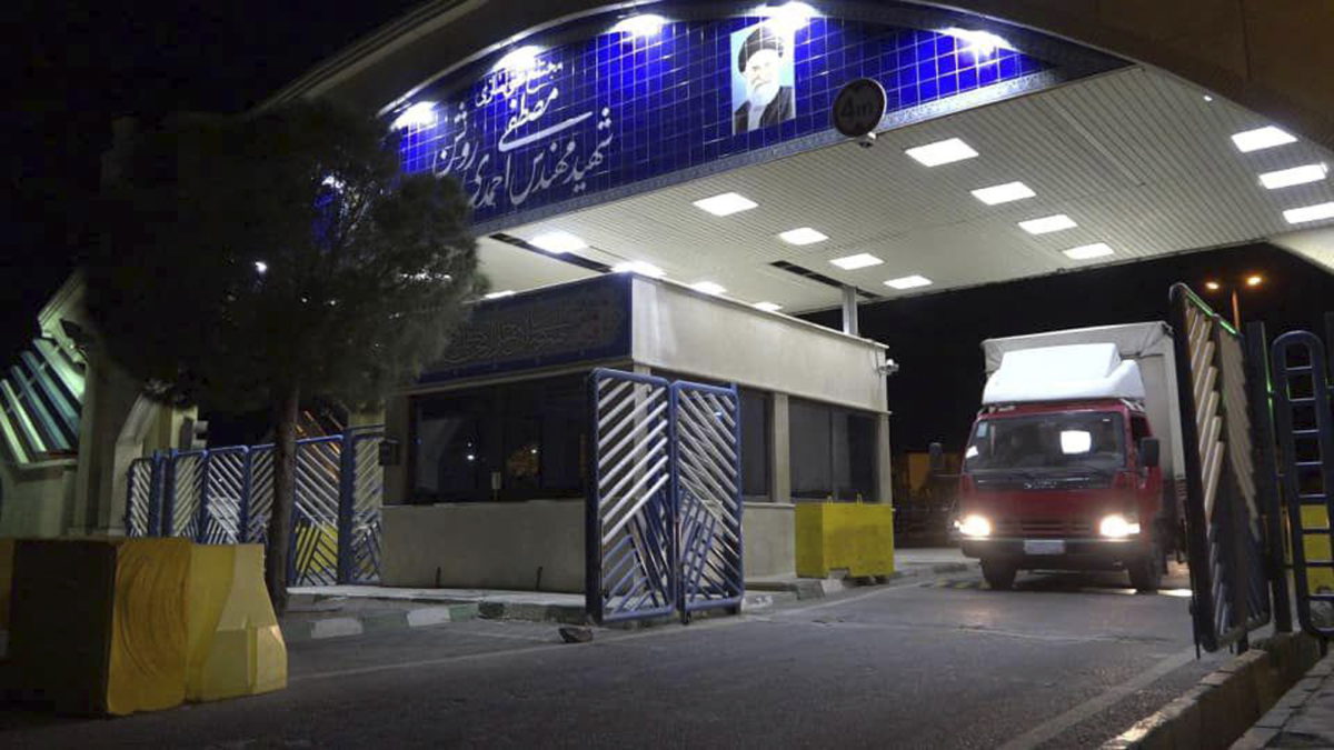 Un camión con un cilindro de gas de hexafluoruro de uranio sale de la instalación de enriquecimiento de uranio Ahmadi Roshan en Natanz hacia la instalación nuclear de Fordo con el fin de inyectar el gas en las centrifugadoras de Fordo, 6 de noviembre de 2019. (Organización de Energía Atómica de Irán vía AP)