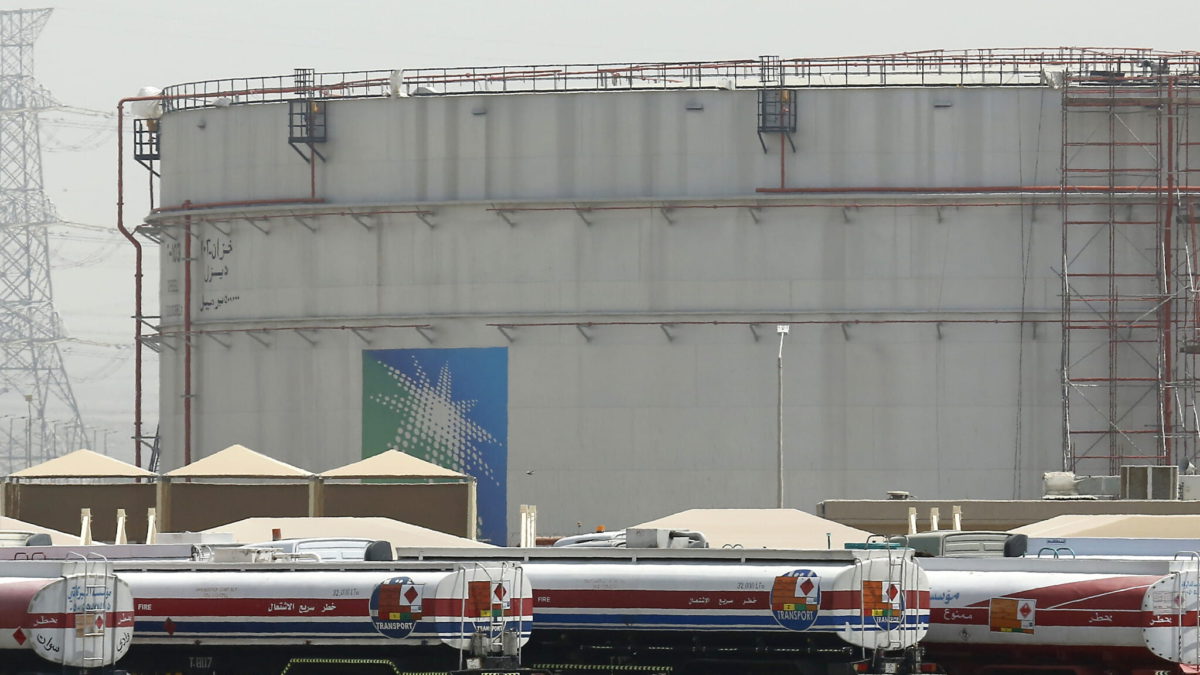 Camiones de combustible se alinean frente a los tanques de almacenamiento en la planta a granel de North Jiddah, una instalación petrolera de Aramco, en Jiddah, Arabia Saudita, el 21 de marzo de 2021. (AP Photo/Amr Nabil, Archivo)