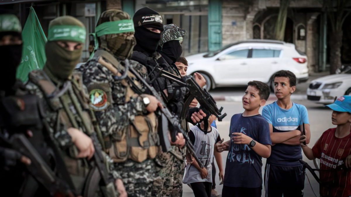 Niños árabes hacen cola para inscribirse en un campamento de verano organizado por el ala militar de Hamás, las Brigadas Iz-Ad Din Al-Qassam, en la ciudad de Gaza, el 14 de junio de 2021. (Mahmud Hams/AFP)