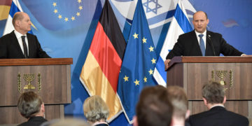 Bennett promete evitar que Irán obtenga armas nucleares: ante el canciller alemán