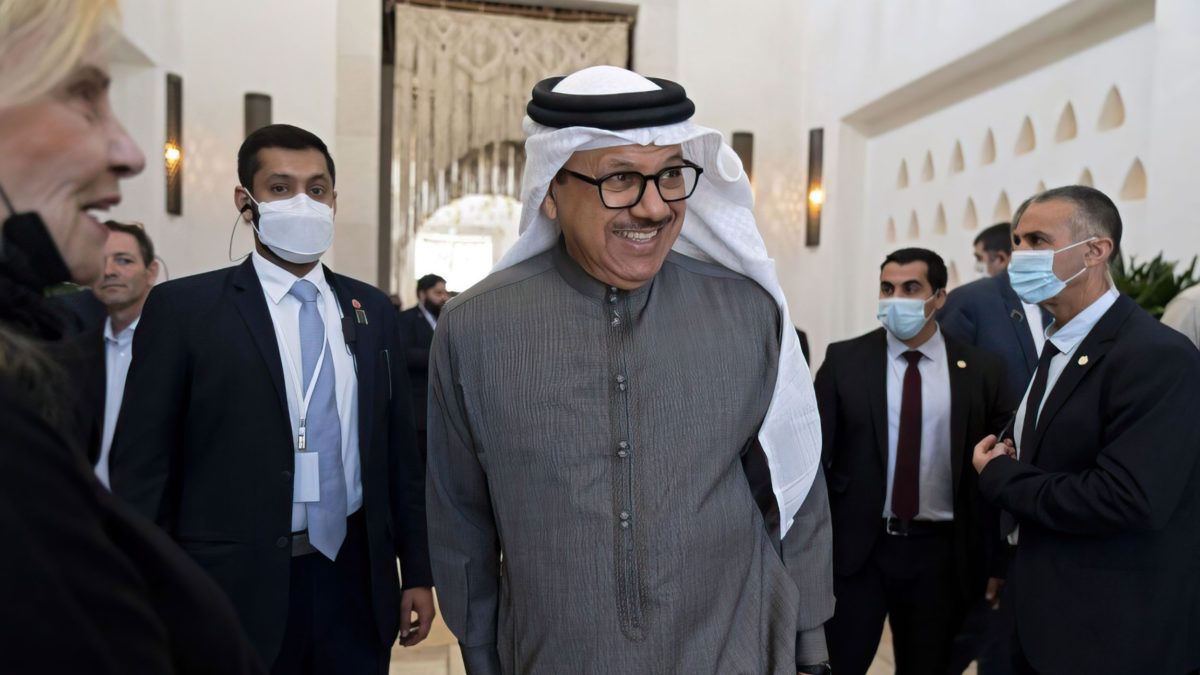 El ministro de Asuntos Exteriores de Bahréin, Abdullatif bin Rashid al-Zayani, saluda a los asistentes a la Cumbre del Néguev en Sde Boker el 28 de marzo de 2022. (Jacquelyn MARTIN / POOL / AFP)