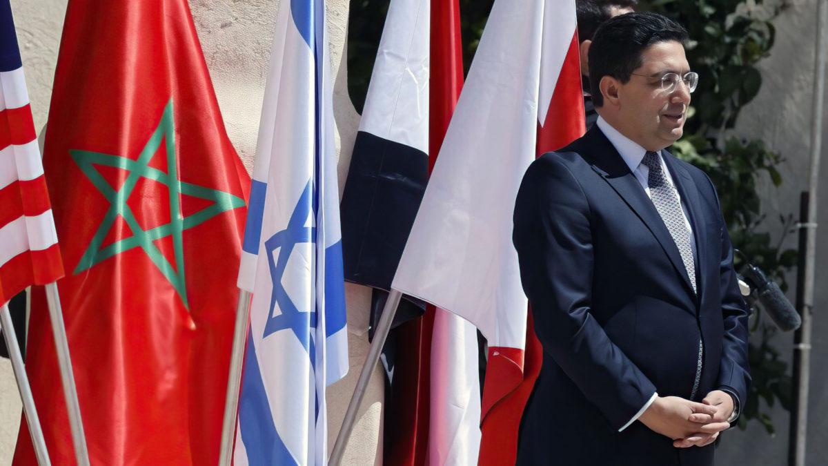 El ministro de Asuntos Exteriores de Marruecos, Nasser Bourita, posa para una foto tras la Cumbre del Néguev en el kibutz israelí de Sde Boker, el 28 de marzo de 2022 (JACK GUEZ / AFP)
