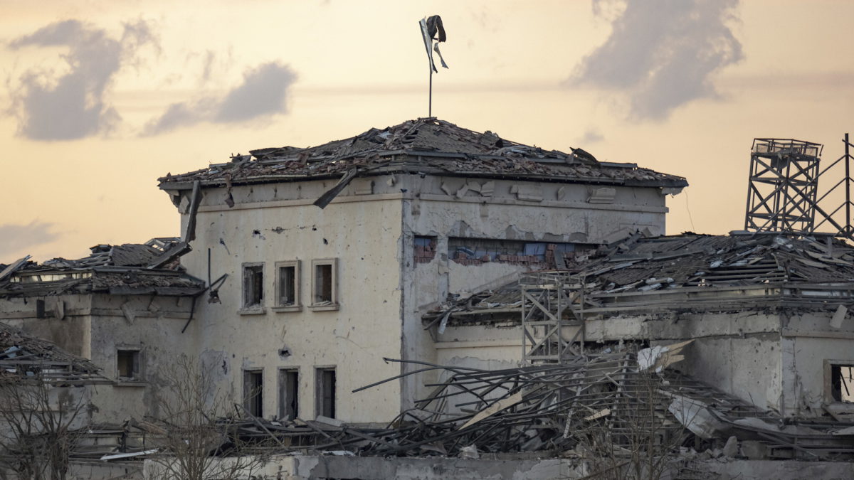 Una casa dañada por un ataque con misiles balísticos iraníes se ve en Erbil, Irak, el 23 de marzo de 2022. (AP Photo/ Ahmed Mzoori, Metrografía)