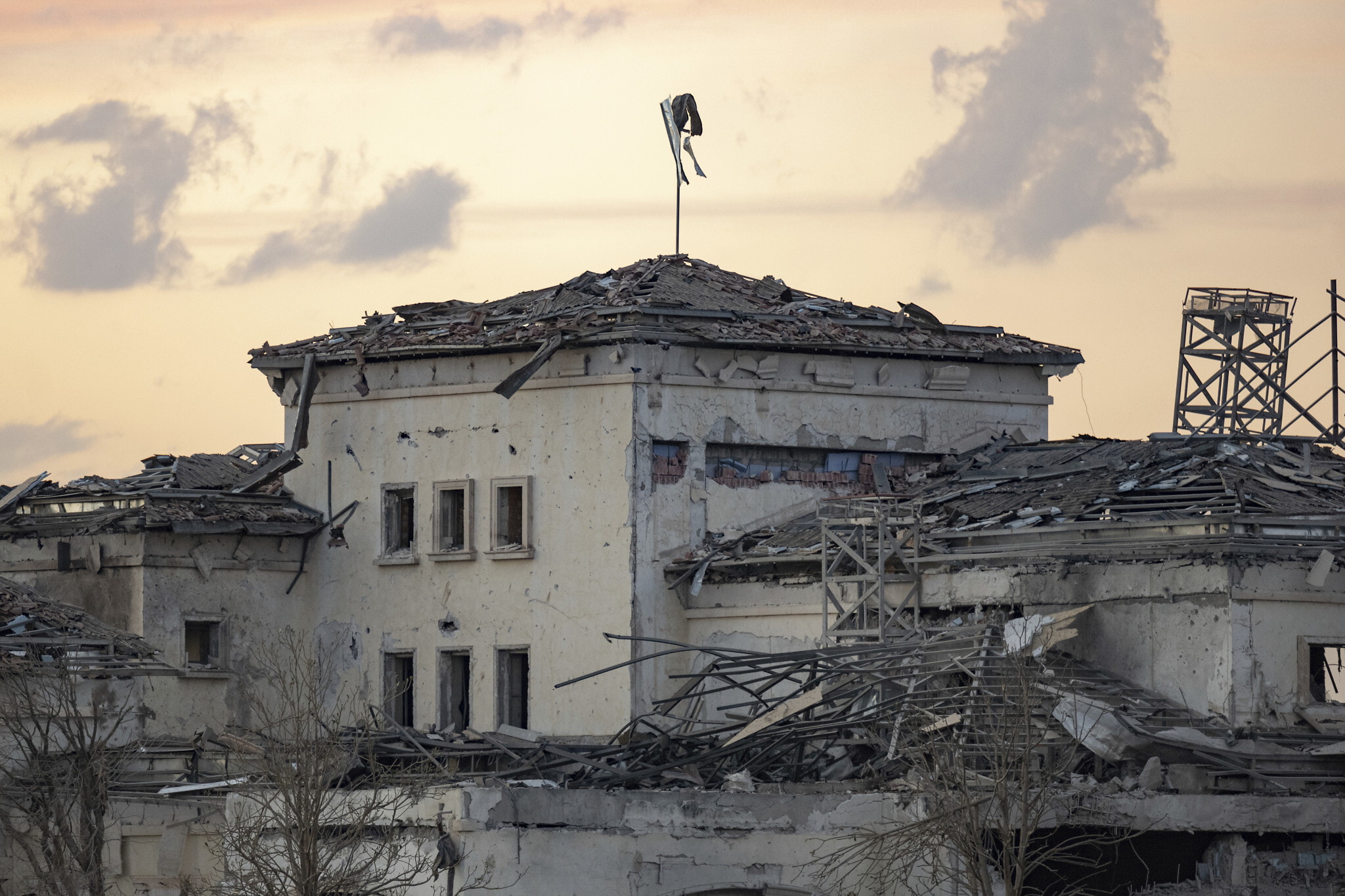 Una casa dañada por un ataque con misiles balísticos iraníes se ve en Erbil, Irak, el 23 de marzo de 2022. (AP Photo/ Ahmed Mzoori, Metrografía)