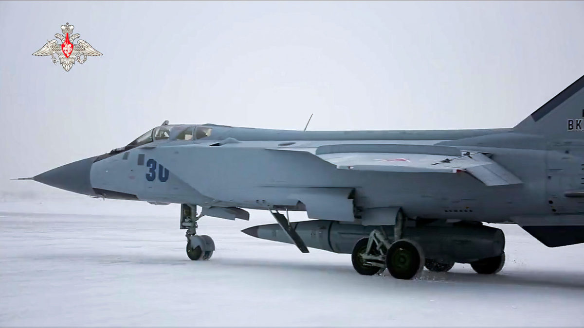 Un caza MiG-31K de la fuerza aérea rusa que lleva un misil de crucero hipersónico Kinzhal estacionado en un campo aéreo durante un ejercicio militar, el 19 de febrero de 2022. (Servicio de prensa del Ministerio de Defensa ruso vía AP)