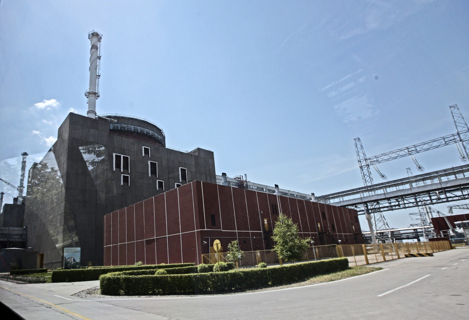 En esta foto tomada el jueves 12 de junio de 2008, se ve una unidad de generación de energía en la central nuclear de Zaporozhiya en la ciudad de Enerhodar, en el sur de Ucrania. (AP Photo/Olexander Prokopenko, archivo)