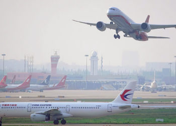 Un avión de China Eastern se estrella con 132 personas a bordo