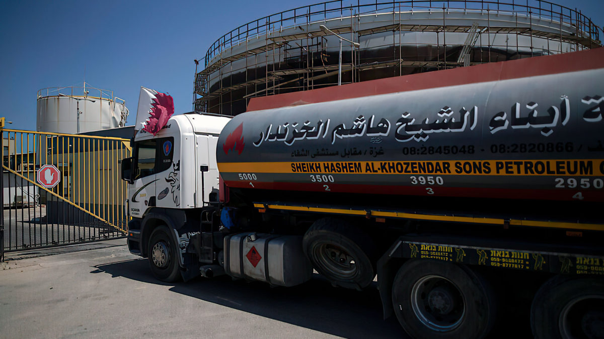 Un camión de combustible con una bandera qatarí entra en la central eléctrica de Nusseirat, en el centro de la Franja de Gaza, el 28 de junio de 2021. (AP Photo/Khalil Hamra)