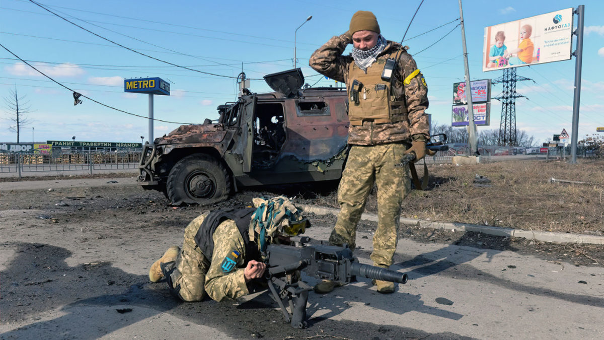 Combatientes de la Defensa Territorial Ucraniana prueban un lanzagranadas automático extraído de un vehículo de infantería ruso destruido en Kharkiv el 27 de febrero de 2022. (Sergey Bobok/AFP)