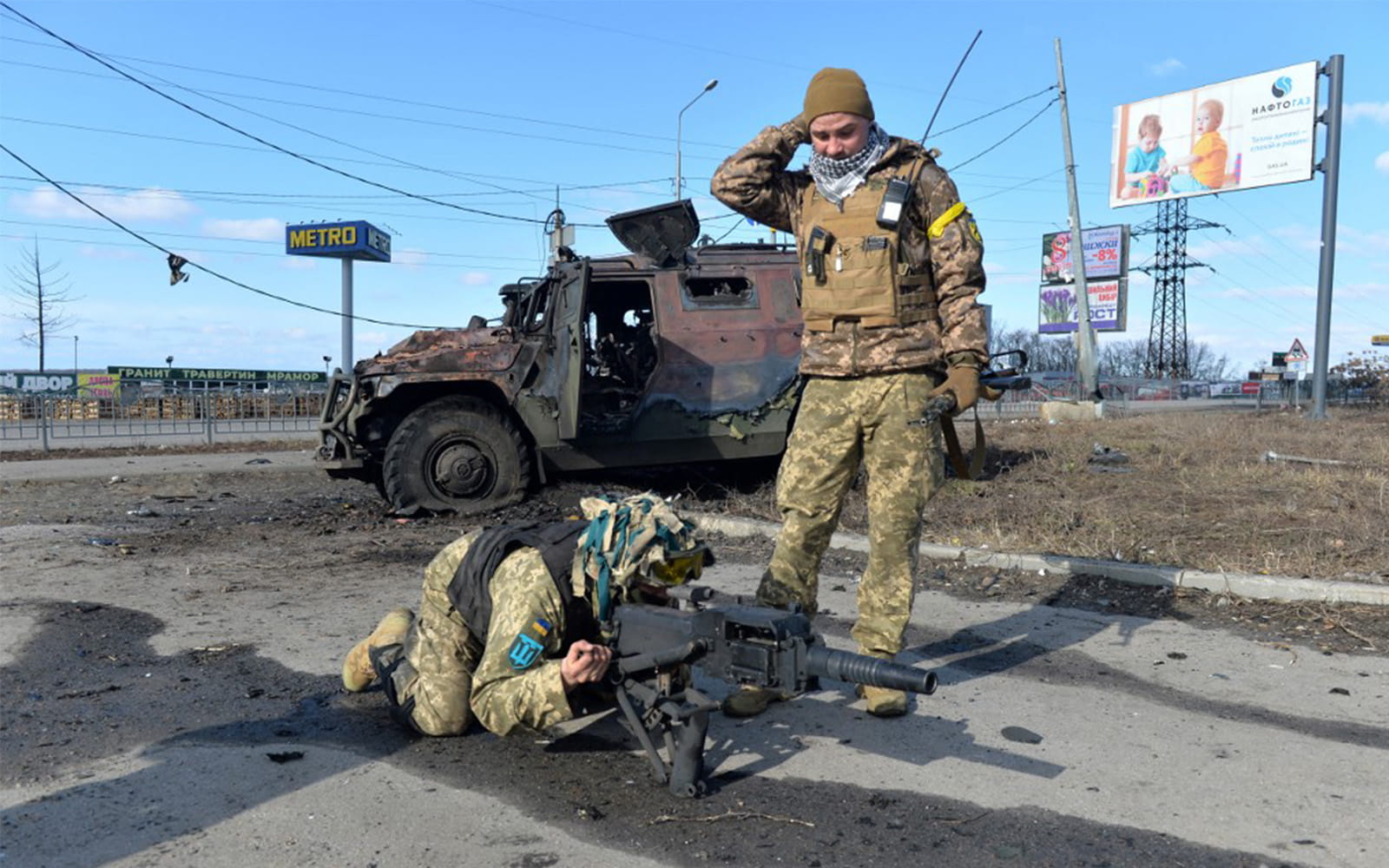 Combatientes de la Defensa Territorial ucraniana prueban un lanzagranadas automático extraído de un vehículo de infantería ruso destruido en Kharkiv el 27 de febrero de 2022. (Sergey Bobok/AFP)