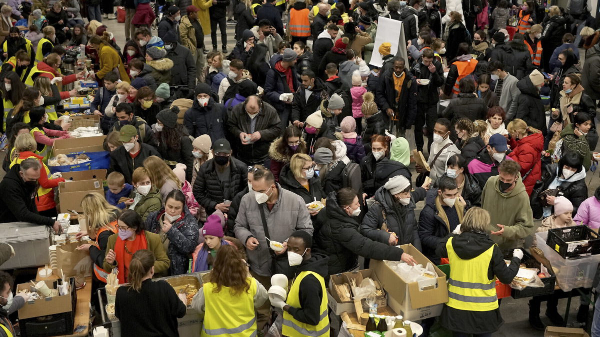 Refugiados ucranianos hacen cola para recibir comida en la zona de acogida tras su llegada a la estación principal de trenes de Berlín, Alemania, el 8 de marzo de 2022. (AP Photo/Michael Sohn, Archivo)