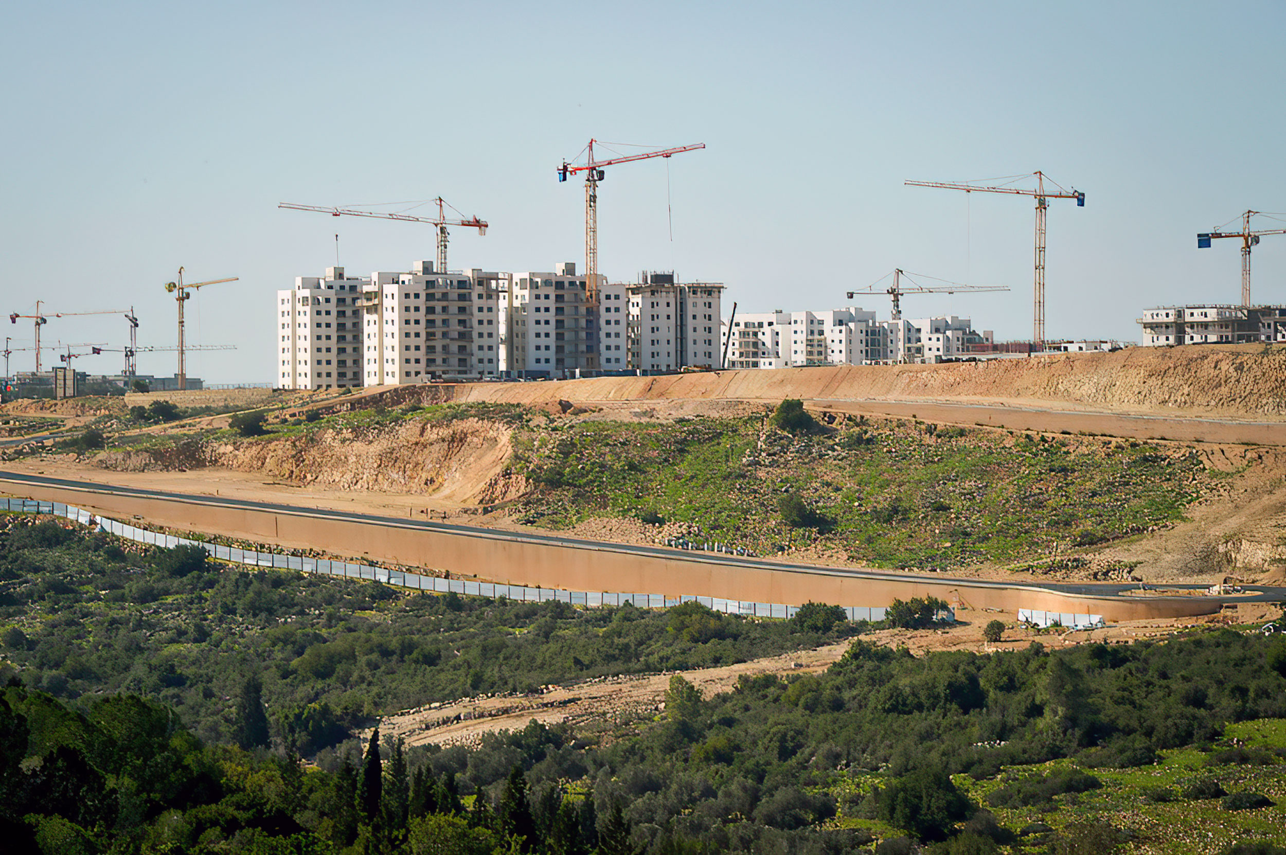 Construcción de nuevos edificios residenciales en la ciudad de Harish, en el norte de Israel, el 15 de enero de 2019. (Flash90)