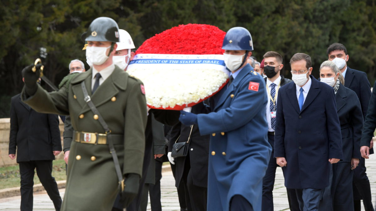 El presidente Isaac Herzog deposita una corona de flores en el mausoleo de Mustafa Kemal Atatürk, el padre fundador de la Turquía moderna 9 de marzo de 2022 (Haim Zach/GPO.)