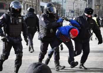 Más de 800 detenidos en Rusia por protestar contra la invasión de Ucrania