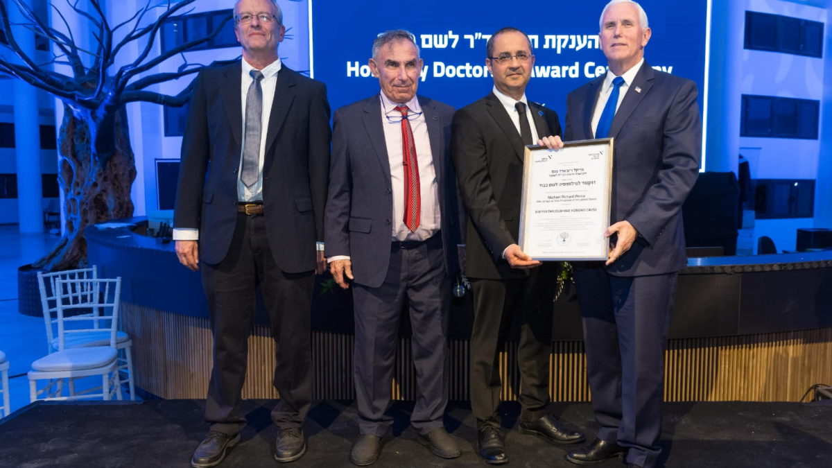 Mike Pence y David Friedman reciben doctorados honoríficos de una universidad israelí