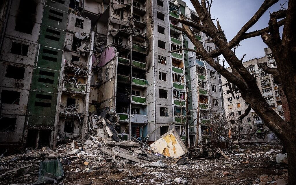 Esta foto tomada el 4 de marzo de 2022 muestra un edificio residencial dañado durante un bombardeo el día anterior en la ciudad de Chernihiv. (Dimitar Dilkoff/AFP)