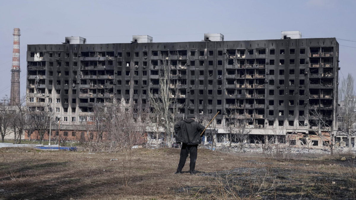 Un hombre observa un edificio de apartamentos quemado y dañado por los bombardeos en Mariupol, Ucrania, el domingo 13 de marzo de 2022. (AP/Evgeniy Maloletka)