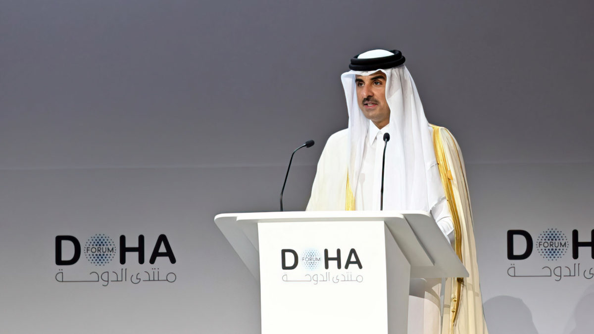 El emir de Qatar, el jeque Tamim bin Hamad al Thani, se dirige a la sesión de apertura del Foro de Doha en Doha el 26 de marzo de 2022. (AMMAR ABD RABBO / MOFA / FORO DE DOHA)