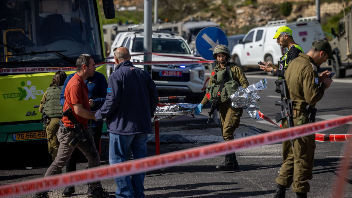 El conductor del autobús abrió las puertas de emergencia para dejar escapar a los pasajeros tras el ataque terrorista
