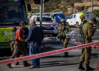 El conductor del autobús abrió las puertas de emergencia para dejar escapar a los pasajeros tras el ataque terrorista