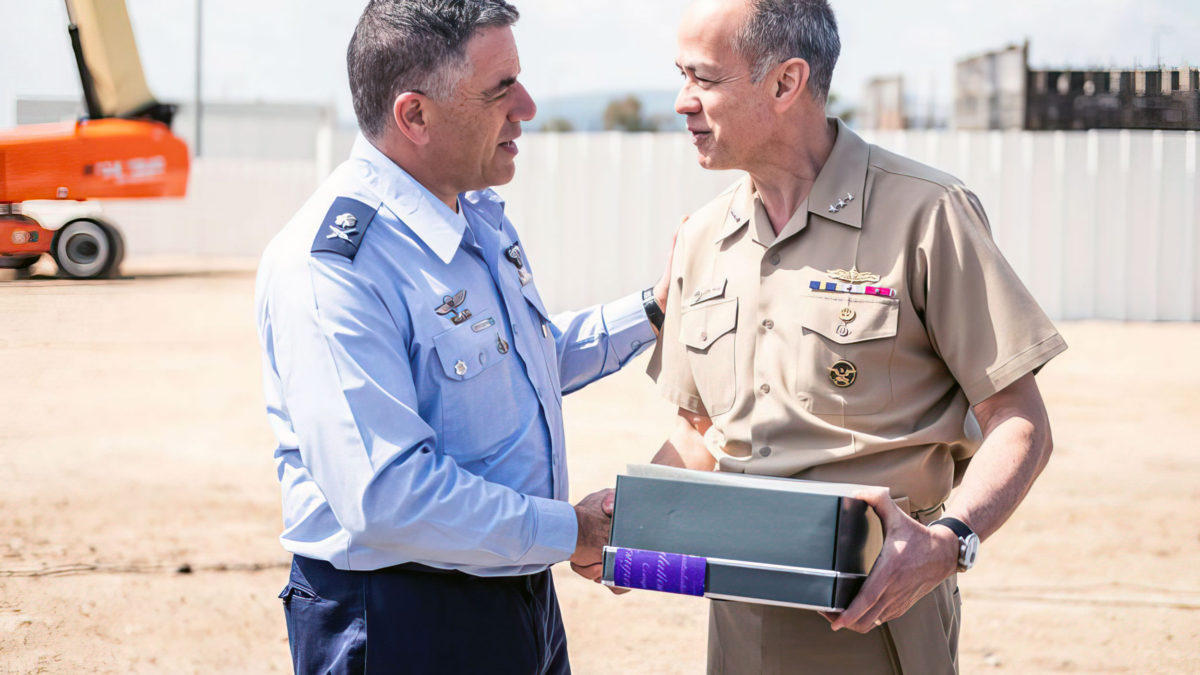 El director de la Agencia de Defensa de Misiles de EE. UU., el vicealmirante Jon A.Hill (R), y el jefe de la Fuerza Aérea de Israel, el general de división Amikam Norkin en una ceremonia en el norte de Israel, el 21 de marzo de 2021. (Fuerzas de Defensa de Israel)
