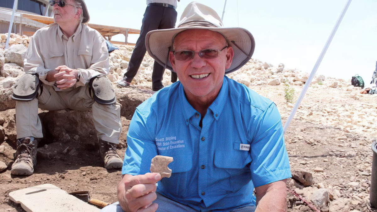 El doctor Scott Stripling, jefe de la actual excavación en la bíblica Silo, exhibe un hallazgo. 22 de mayo de 2017. (Amanda Borschel-Dan/Times of Israel)