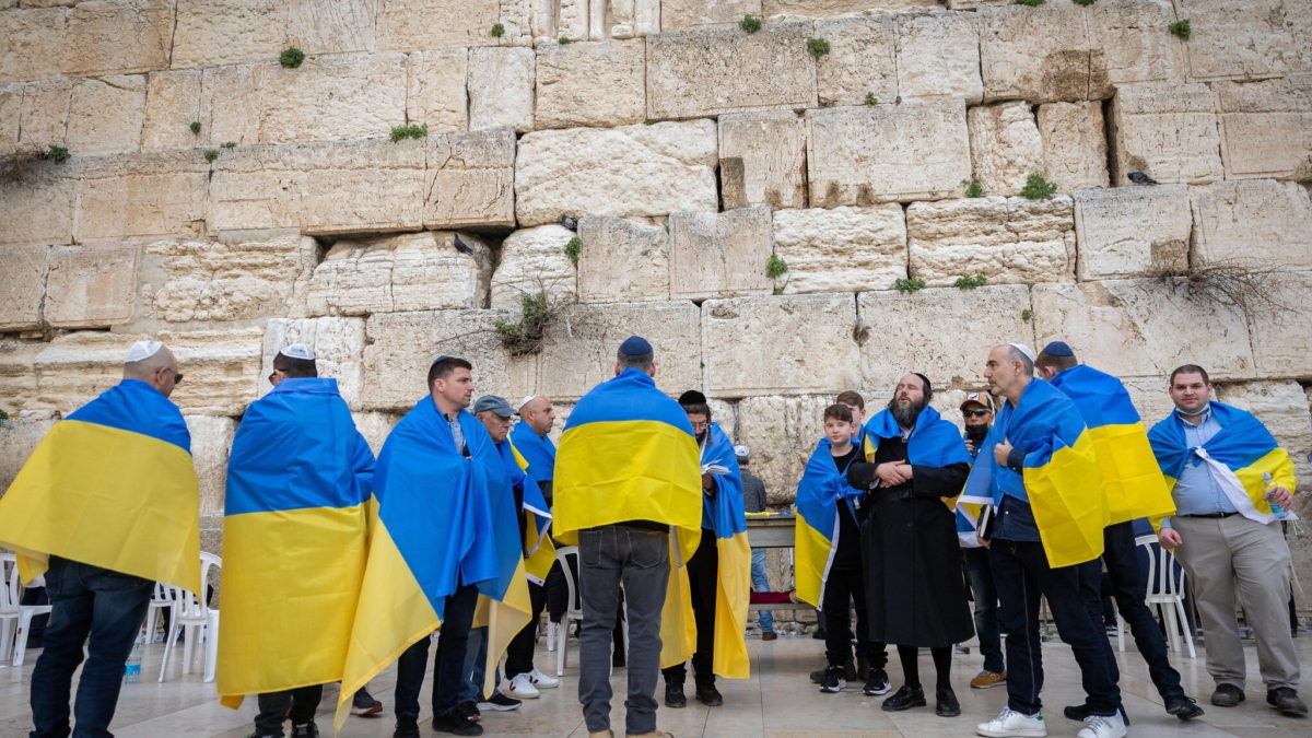 El embajador de Kiev en Israel, Yevgen Korniychuk, ciudadanos ucranianos y simpatizantes asisten a una sesión especial de oración en el Muro de las Lamentaciones en la Ciudad Vieja de Jerusalén, el 2 de marzo de 2022, en medio de la invasión rusa de Ucrania. (Yonatan Sindel/Flash90)
