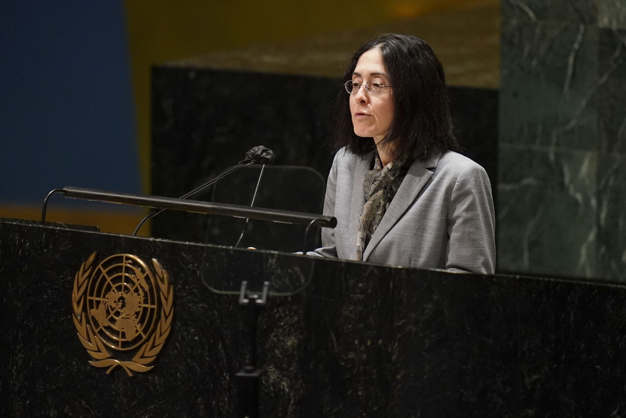 La embajadora adjunta de Israel ante las Naciones Unidas, Noa Furman, habla durante una reunión de emergencia de la Asamblea General en la sede de las Naciones Unidas, el 1 de marzo de 2022. (AP Photo/Seth Wenig)